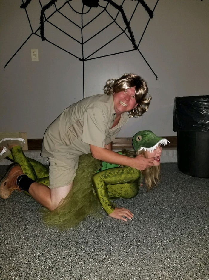 A Creative Couple's Wildlife-Themed Halloween Costume - Funny on Aviaclip