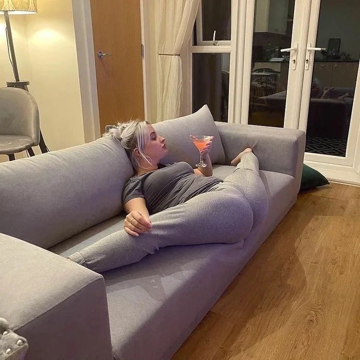 A Relaxing Evening Featuring an Impressive Display of Flexibility - Funny on Aviaclip