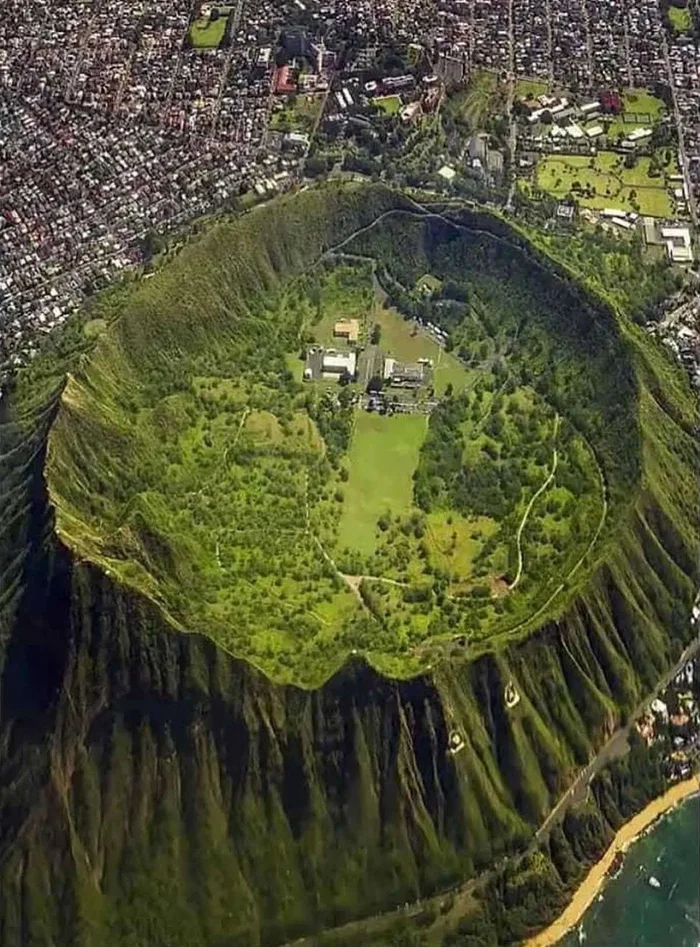 An Aerial View of Diamond Head, Hawaii's Iconic Volcanic Tuff Cone - Interesting on Aviaclip