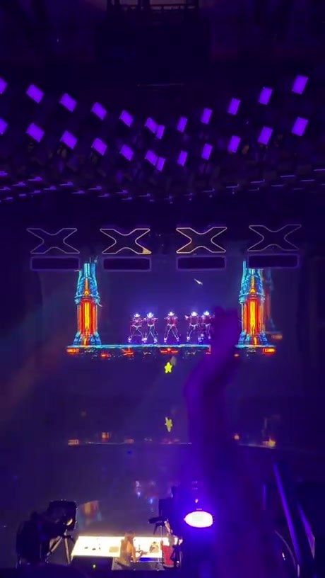 Dancers Perform High-Tech Light Show with Synchronized Projections
