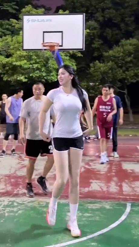 Basketball Player Faces Minimal Defensive Pressure During Outdoor Game
