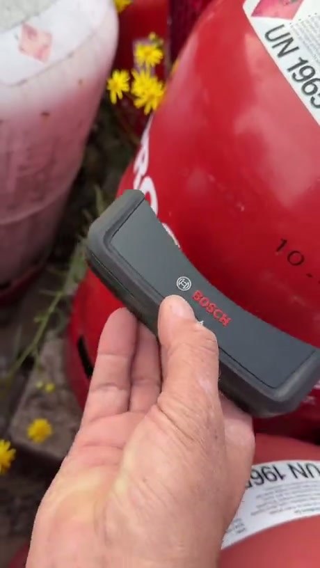 Using a Bosch Detector to Check Gas Cylinder Levels
