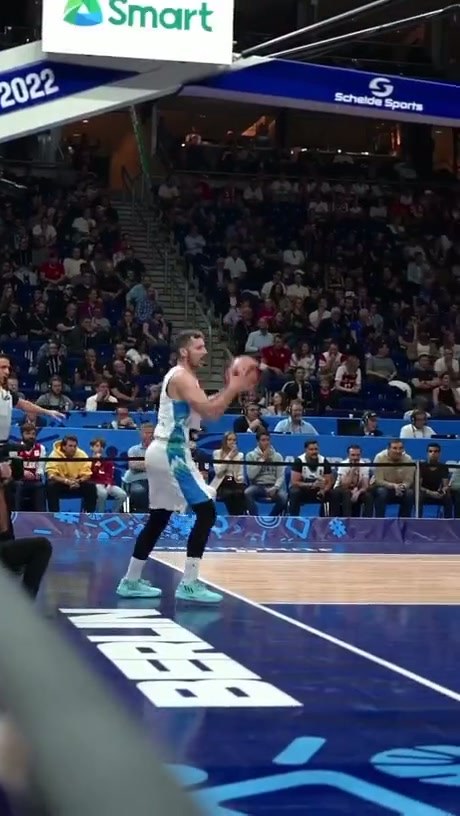 Goran Dragic outsmarts defence - Video