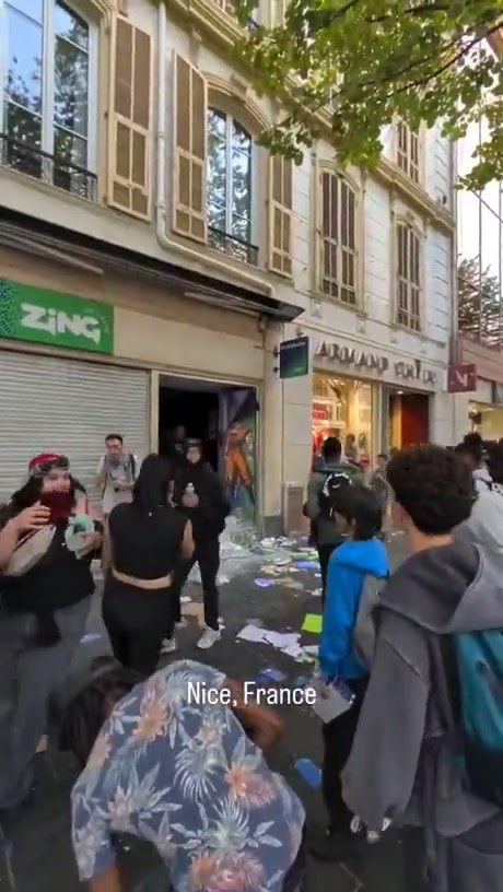 Store Employee Stands Ground During Vandalism in Nice, France